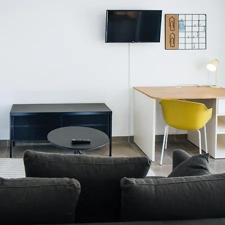Twenty Business Flats Angely ניס