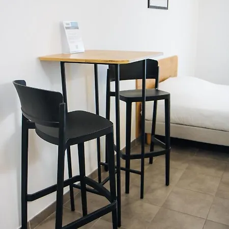 Twenty Business Flats Angely ניס